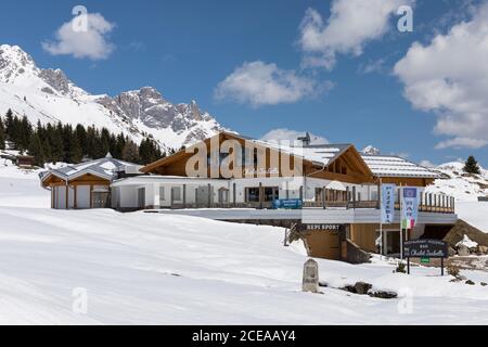 Chalet Isabella rifugio come Passo San Pellegrino, stazione sciistica di San Pellegrino, Dolomiti, Italia Foto Stock