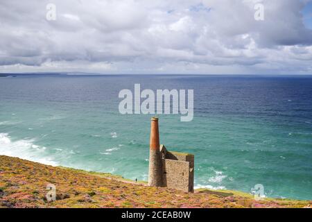 Rovine del Towanroath albero pompa motore House sul sito della ex miniera di stagno Wheal Coates - Cornwall, Regno Unito Foto Stock