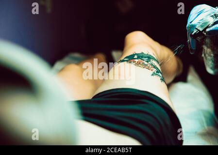 Donna tatuaggio pulizia Foto Stock
