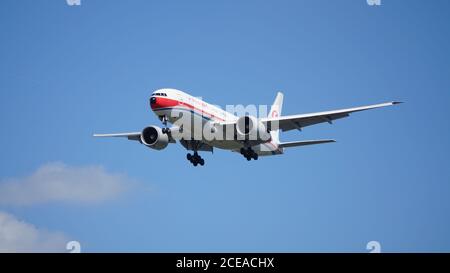 China Cargo Boeing 777 si prepara per l'atterraggio all'aeroporto internazionale o'Hare di Chicago. La registrazione dell'aereo è B-2078. Foto Stock