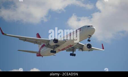 Austrian Airlines Boeing 767 si prepara a atterrare all'aeroporto internazionale o'Hare di Chicago. Il volo OS-65 è nato a Vienna, Austria. Foto Stock