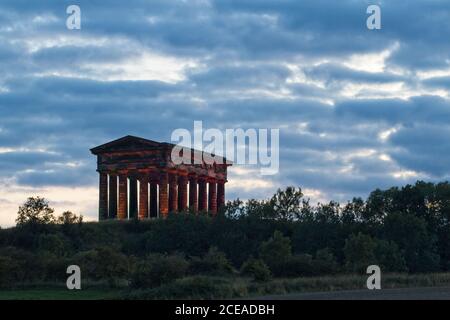 Il monumento storico Earl of Durham sorge su una collina vicino a Penshaw nella contea di Durham. Immagine acquisita al tramonto. Foto Stock