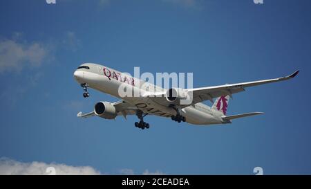 Qatar Airways Airbus A350 si prepara per l'atterraggio all'aeroporto internazionale o'Hare di Chicago. La registrazione dell'aereo è A7ANP. Foto Stock