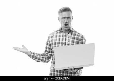 Avviso virus. Disperato uomo tenere il notebook isolato su bianco. Computer infettato da virus. Sistema di rilevamento virus. Software antivirus. Cybersicurezza. Malware. Virus informatico. Truffa sui social media. Foto Stock
