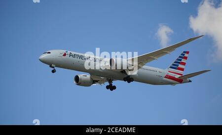 American Airlines Boeing 787 Dreamliner si prepara per l'atterraggio all'aeroporto internazionale o'Hare di Chicago. La registrazione dell'aereo è N823AN. Foto Stock