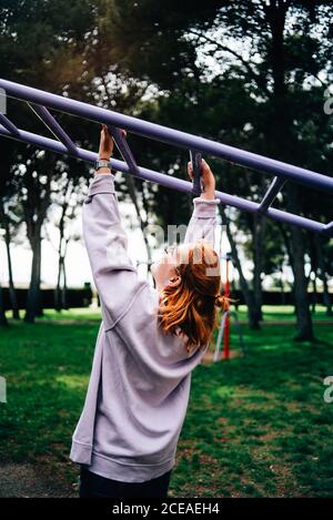 Zenzero giovane donna fare sport nel parco Foto Stock