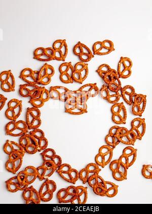 Pretzel a forma di cuore su sfondo bianco Foto Stock