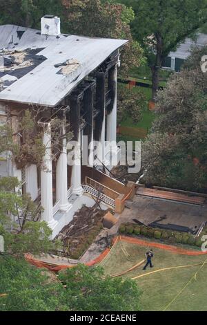 Austin, Texas, 8 giugno 2008: Un incendio di quattro allarmi al mattino presto si scontra con la residenza del governatore del Texas nel centro di Austin, mentre oltre 100 vigili del fuoco si sono battuti per salvare la struttura di 152 anni fa. L'edificio era in fase di ristrutturazione e tutti gli arredi antichi erano in deposito. I funzionari sospettano che il fuoco fosse opera di un arsonista. ©Bob Daemmrich Foto Stock