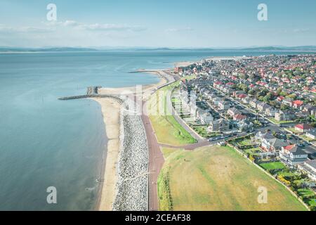 Vista aerea sulla spiaggia di sabbia nel luminoso giorno di sanny. Heysham in Lancashire, Regno Unito Foto Stock