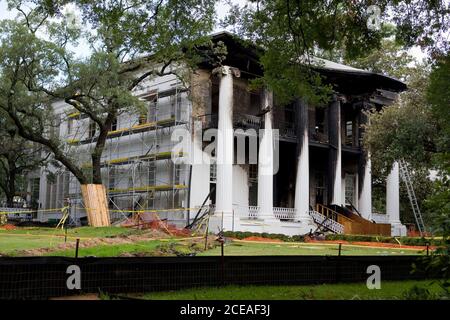 Austin, Texas, 8 giugno 2008: Un incendio di quattro allarmi al mattino presto si scontra con la residenza del governatore del Texas nel centro di Austin, mentre oltre 100 vigili del fuoco si sono battuti per salvare la struttura di 152 anni fa. L'edificio era in fase di ristrutturazione e tutti gli arredi antichi erano in deposito. I funzionari sospettano che il fuoco fosse opera di un arsonista. ©Bob Daemmrich Foto Stock