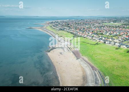 Vista aerea sulla spiaggia di sabbia nel luminoso giorno di sanny. Heysham in Lancashire, Regno Unito Foto Stock