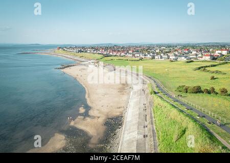 Vista aerea sulla spiaggia di sabbia nel luminoso giorno di sanny. Heysham in Lancashire, Regno Unito Foto Stock