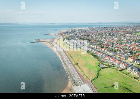 Vista aerea sulla spiaggia di sabbia nel luminoso giorno di sanny. Heysham in Lancashire, Regno Unito Foto Stock