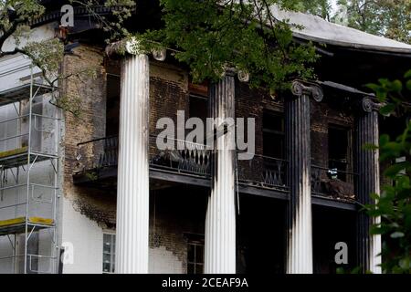 Austin, Texas, 8 giugno 2008: Un incendio di quattro allarmi al mattino presto si trova nella residenza del governatore del Texas, nel centro di Austin. Più di 100 vigili del fuoco si sono battuti per salvare la struttura di 152 anni fa. L'edificio era in fase di ristrutturazione e tutti gli arredi antichi erano in deposito. ©Bob Daemmrich Foto Stock