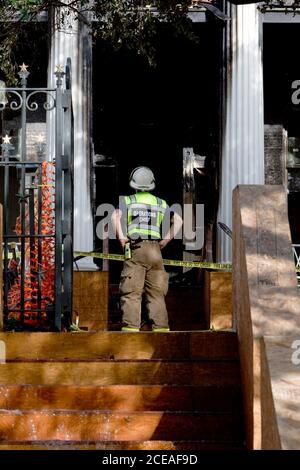 Austin, Texas, 8 giugno 2008: Un incendio di quattro allarmi al mattino presto si trova nella residenza del governatore del Texas, nel centro di Austin. Più di 100 vigili del fuoco si sono battuti per salvare la struttura di 152 anni fa. L'edificio era in fase di ristrutturazione e tutti gli arredi antichi erano in deposito. I funzionari sospettano che un arsonista abbia iniziato il fuoco. ©Bob Daemmrich Foto Stock