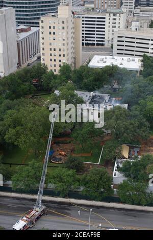 Austin, Texas, 8 giugno 2008: Un incendio di quattro allarmi al mattino presto si scontra con la residenza del governatore del Texas nel centro di Austin, mentre oltre 100 vigili del fuoco si sono battuti per salvare la struttura di 152 anni fa. L'edificio era in fase di ristrutturazione e tutti gli arredi antichi erano in deposito. ©Bob Daemmrich Foto Stock