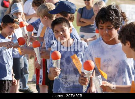 Austin, TX 9 maggio 2008: I runni ispanici giocano una gara di staffetta a sfera e cono in un evento di giornata di campo in stile 'Giochi Olimpici' al Barton Hills Elementary, un tradizionale evento primaverile per l'asilo fino al sesto grado. ©Bob Daemmrich Foto Stock