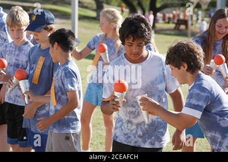 Austin, TX 9 maggio 2008: I runni ispanici giocano una gara di staffetta a sfera e cono in un evento di giornata di campo in stile 'Giochi Olimpici' al Barton Hills Elementary, un tradizionale evento primaverile per l'asilo fino al sesto grado. ©Bob Daemmrich Foto Stock