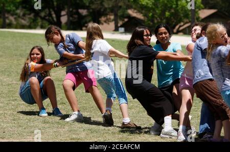 Austin, TX 9 maggio 2008: Le ragazze di quinta classe si confrontano con una squadra di ragazzi in un evento di giornata di campo in stile 'Giochi Olimpici' al Barton Hills Elementary, un tradizionale evento primaverile per l'asilo e gli studenti di sesta classe. ©Bob Daemmrich Foto Stock