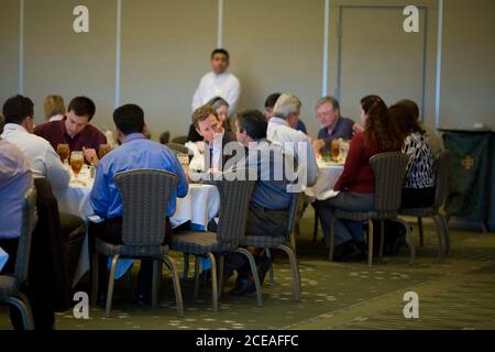 Austin, TX 17 febbraio 2008: Gli uomini d'affari si mescolano durante un pranzo ad una conferenza commerciale in un resort suburbano di Austin, Texas, golf/spa. ©Bob Daemmrich SOLO PER USO EDITORIALE Foto Stock