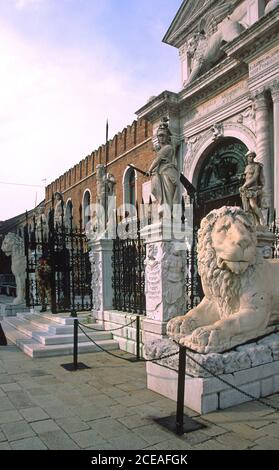 Porta di Venezia dell'arsenale navale Foto Stock