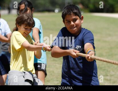 Austin, TX 9 maggio 2008: Gli studenti ispanici di sesta classe giocano un amichevole gioco di Torg-of-war in un evento di campo in stile 'Giochi Olimpici' alla Barton Hills Elementary School. ©Bob Daemmrich Foto Stock