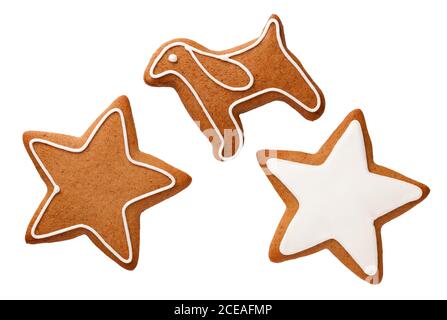 Pani di zenzero isolati su sfondo bianco. Stelle e cane. Vista dall'alto Foto Stock