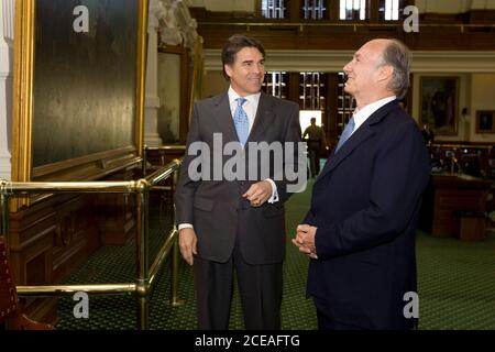 Austin, TX 12 aprile 2008: Il governatore del Texas Rick Perry (l) mostra l'Aga Khan (r), leader dei musulmani Naziri, un dipinto nella camera del Senato il sabato prima di un pranzo al Campidoglio del Texas. L'Aga Khan festeggia il suo 50° anno come leader con un tour di otto giorni negli Stati Uniti. ©Bob Daemmrich/ Foto Stock