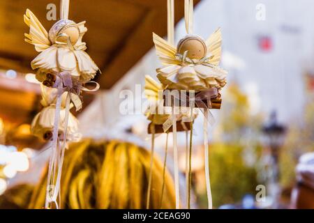 Giocattoli tradizionali ungheresi angeli per la decorazione di interni nel mercatino di Natale a Budapest, Ungheria Foto Stock