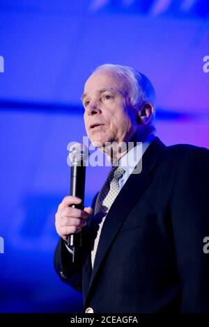 Round Rock, Texas 29 febbraio 2008: Il candidato presidenziale repubblicano John McCain parla ai dipendenti di Dell Computers a Round Rock venerdì mattina. ©Bob Daemmrich Foto Stock