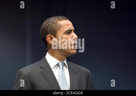 Austin, TX 28 febbraio 2008: Il candidato presidenziale democratico Barack Obama parla ad un evento in stile 'municipio' di Austin sulle sue proposte economiche al Centro Congressi di Austin. I candidati presidenziali stanno scendendo sul Texas prima della primaria dello stato martedì prossimo. ©Bob Daemmrich Foto Stock