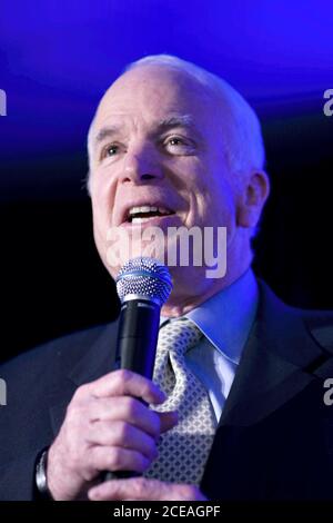 Round Rock, Texas 29 febbraio 2008: Il candidato presidenziale repubblicano John McCain parla ai dipendenti di Dell Computers a Round Rock venerdì mattina. ©Bob Daemmrich Foto Stock