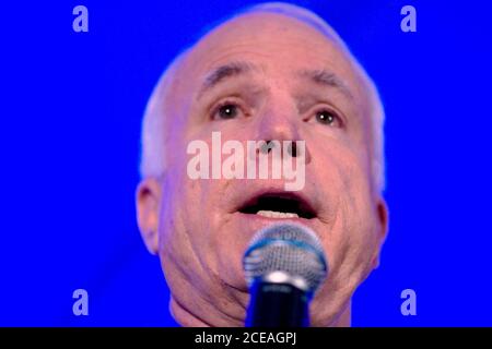 Round Rock, Texas 29 febbraio 2008: Il candidato presidenziale repubblicano John McCain parla ai dipendenti di Dell computer a Round Rock venerdì mattina. ©Bob Daemmrich Foto Stock