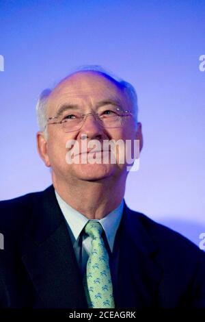 Round Rock, Texas 29 febbraio 2008: L'ex senatore del Texas Phil Gramm ascolta il candidato presidenziale repubblicano John McCain parlare con i dipendenti di Dell Computers durante la campagna di McCain a Round Rock venerdì mattina. ©Bob Daemmrich Foto Stock