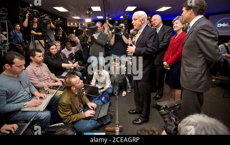 Round Rock, Texas 29 febbraio 2008: Candidato presidenziale repubblicano John McCain (l), insieme all'ex Sen. Phil Gramm, Sen. Kay Bailey Hutchison, e Texas Gov. Rick Perry, parla alla stampa durante una campagna di arresto presso la sede centrale di Dell Computers. ©Bob Daemmrich Foto Stock