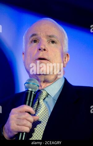 Round Rock, Texas 29 febbraio 2008: Il candidato presidenziale repubblicano John McCain parla ai dipendenti di Dell computer a Round Rock venerdì mattina. ©Bob Daemmrich Foto Stock