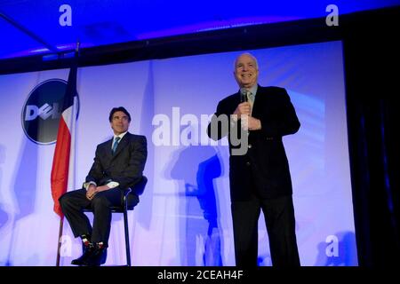 Round Rock, Texas 29 febbraio 2008: Il governatore del Texas Rick Perry ascolta il candidato presidenziale repubblicano John McCain parlare con i dipendenti di Dell computer a Round Rock. ©Bob Daemmrich Foto Stock