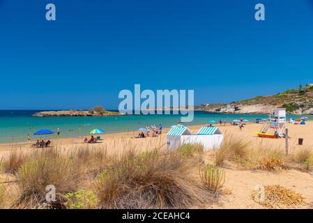 Spiaggia di sabbia di Kalathas con il pittoresco isolotto di Akrotiri Chania, Creta, Grecia. Foto Stock