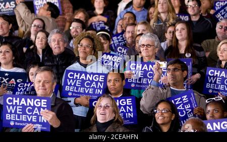 Austin, TX 21 febbraio 2008: I tifosi ascoltano e salutano il presidente democratico, speranzoso, Barack Obama, in un raduno notturno che ha attirato oltre 15,000 sostenitori nel Campidoglio del Texas. ©Bob Daemmrich Foto Stock