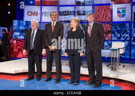 Austin, Texas 21 febbraio 2008: Il senatore Barack Obama (l) e il senatore Hillary Clinton posano sul palco all'Università del Texas prima del loro dibattito Giovedi notte per la nomina democratica per il presidente degli Stati Uniti. A destra di Obama è Boyd Ritchie presidente del Texas Democratic Party e a destra di Clinton è James Steinberg, decano della LBJ School of Public Affairs della UT. ©Bob Daemmrich/ Foto Stock