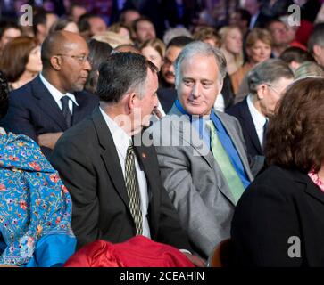 Austin, TX 21 febbraio 2008: Il senatore statale del Texas Kirk Watson (r) siede nella terza fila ai dibattiti democratici all'Università del Texas, con la Rep. Americana Ciro Rodriguez (l). Watson, un sostenitore di Obama, ha rubato un'intervista con MSNBC in cui non è riuscito a ricordare tutti i risultati di Obama e il gaffe è stato raccolto dalla campagna Clinton. ©Bob Daemmrich Foto Stock