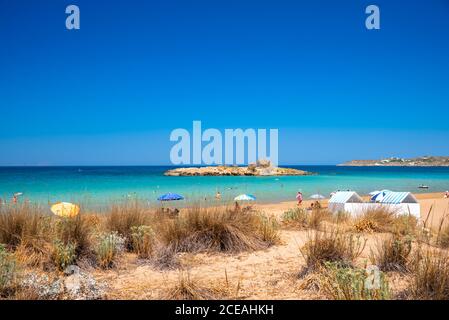 Spiaggia di sabbia di Kalathas con il pittoresco isolotto di Akrotiri Chania, Creta, Grecia. Foto Stock