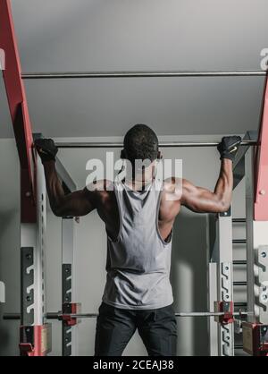 Ragazzo nero appeso al bar in palestra Foto Stock