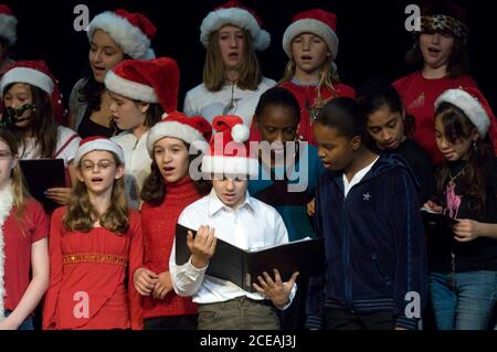 Austin, Texas USA, 15 dicembre 2007: Concerto di coro natalizio di settima e ottava qualità al Kealing Junior High con i favoriti delle vacanze per genitori, insegnanti e studenti. ©Bob Daemmrich Foto Stock