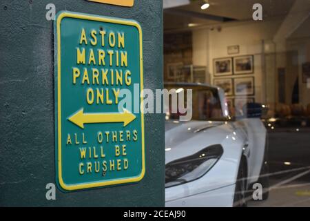 'Aston Martin Parking Only' - un cartello fuori Desmond J Smail Ltd, un concessionario Aston Martin specializzato a Olney. Foto Stock