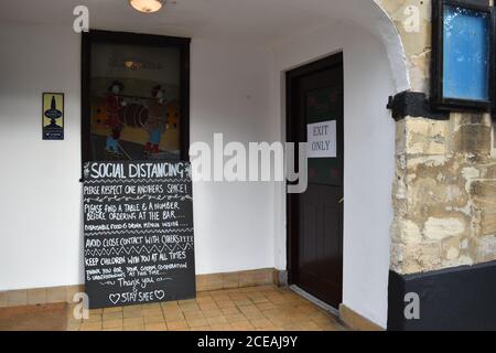 Informazioni di allontanamento sociale a Olney, Buckinghamshire. Foto Stock