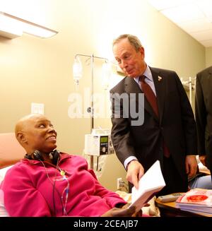 Austin, Texas USA, 18 gennaio 2008: Il sindaco di New York Michael Bloomberg parla con il paziente oncologico Marie McKinney mentre fa un tour in una struttura oncologica con Lance Armstrong (non raffigurata) al Brackenridge Hospital. ©Bob Daemmrich Foto Stock