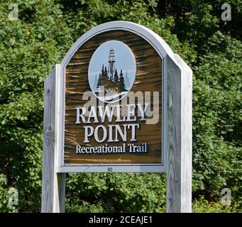 Un cartello rustico lungo il Rawley Point Trail, un popolare percorso per escursioni in bicicletta, pattinaggio e passeggiate vicino alla riva del lago Michigan a Manitowoc e Two Rivers, Wisconsin. Foto Stock