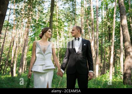 Coppia sposata che tiene le mani in natura Foto Stock