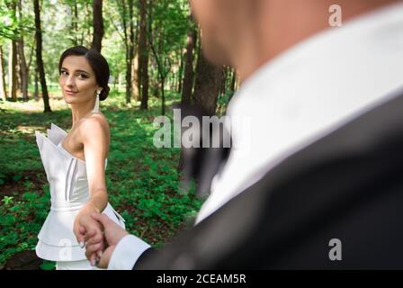 Coppia sposata che tiene le mani in natura Foto Stock